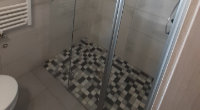 Große Dusche im kleinen Raum
