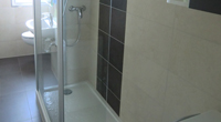 Dusche im Neubau mit Platzmangel in der Größe 70 x 100 cm