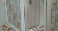 Begehbare Dusche mit Glassteinen und Mosaik
